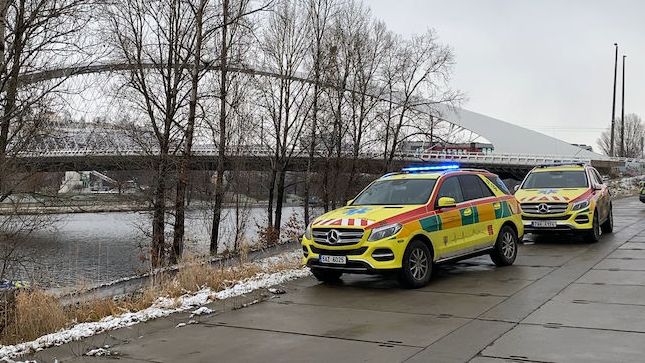 Kajakáři zachránili z ledové Vltavy muže, který spadl či skočil z Trojského mostu